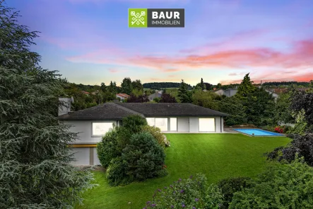 Luftaufnahme - Haus kaufen in Baienfurt - 360° I Repräsentative Bungalow-Villa mit Pool und ELW auf imponierenden Grundstück mit unverbaubaren Weitblick