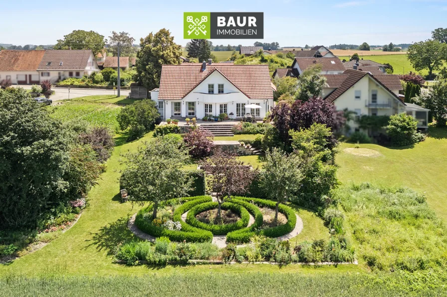 Luftaufnahme - Haus kaufen in Bad Waldsee / Kümmerazhofen - 360° I Viel Platz für die Familie! EFH auf tollem Grundstück in Teilort von Bad Waldsee