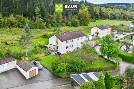 Titelbild - Haus kaufen in Tuttlingen - " Charmantes Zweifamilienhaus mit großem Grundstück und viel Potenzial in ruhiger Waldrandlage von Tuttlingen