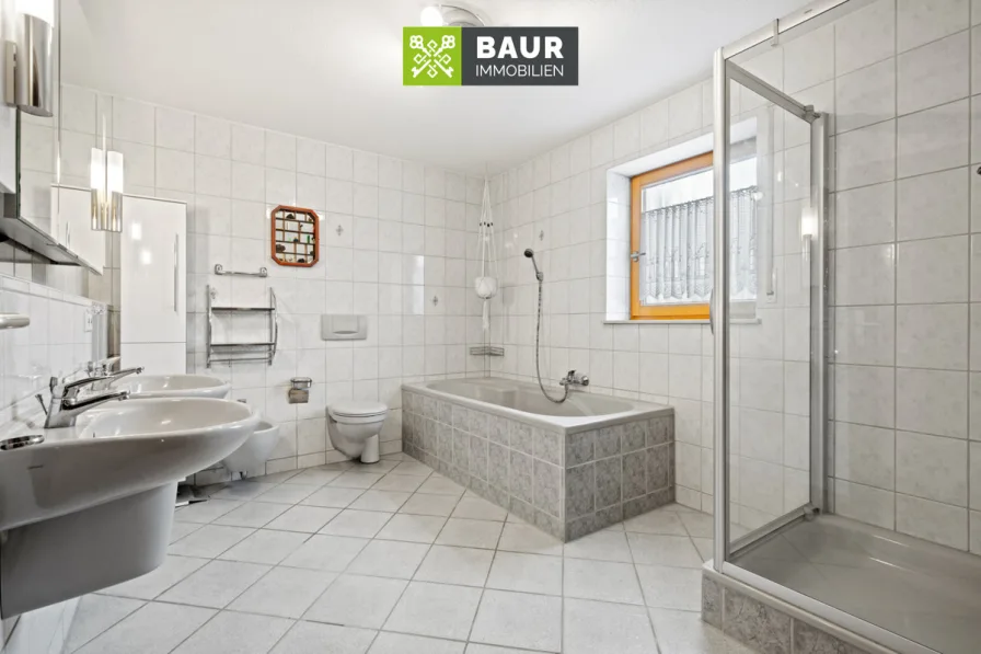 EG Bad mit Wanne Dusche Wc und Bidet