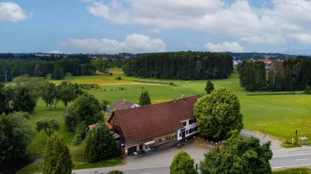 Luftaufnahme - Haus kaufen in Grünkraut - Moderne Gastronomie – werbewirksam bei Grünkraut gelegen