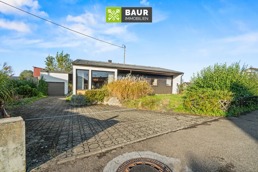 Hausansicht vorne_bearb_web - Haus kaufen in Hohentengen - Sofort frei! Charmanter Bungalow mit XXL-Grundstück – Vielseitig nutzbar in Hohentengen-Beizkofen