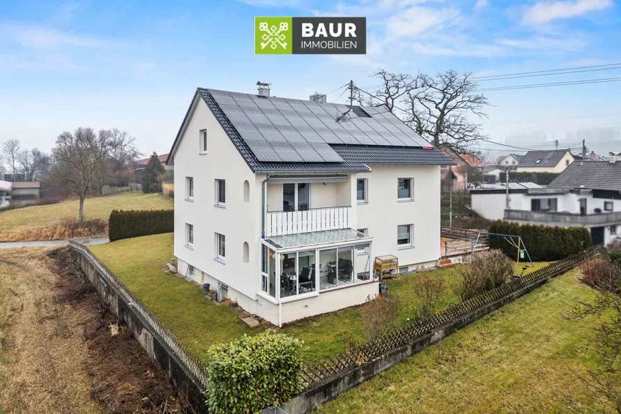 Titelbild - Haus kaufen in Niederrieden - Vermietetes & Umfassend Saniertes Zweifamilienhaus in Niederrieden