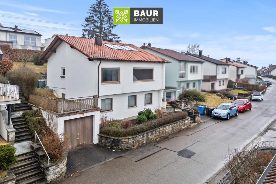 Luftaufnahme - Haus kaufen in Burladingen - 360° |Freistehendes Zweifamilienhaus in ruhiger und bevorzugter Hanglage von Burladingen