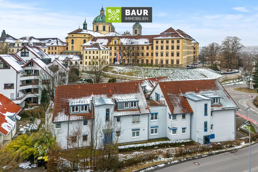 Titelbild - Wohnung kaufen in Weingarten - 360° | Charmante 2-Zimmer-Dachgeschosswohnung mit Loggia und Blick auf die Basilika