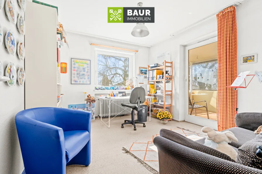 Büro mit Zugang zum Balkon