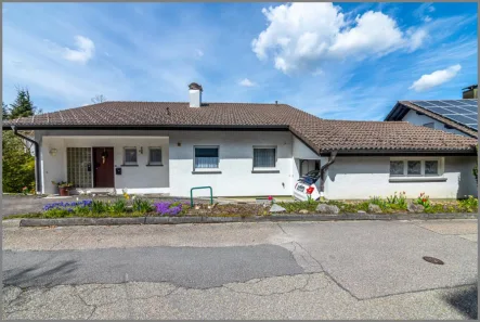 Hausansicht - Haus kaufen in Sasbachwalden - Ruhig gelegenes Einfamilienhaus mit Einliegerwohnung