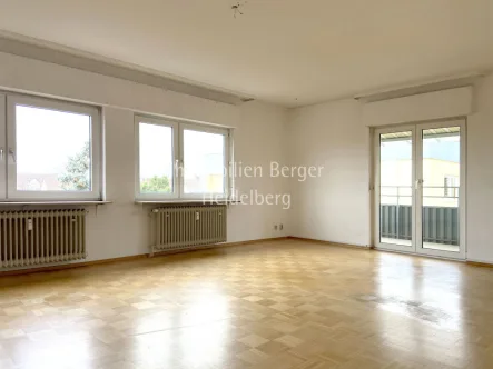Wohnbereich mit Balkon - Wohnung kaufen in Heidelberg - Wohnen mit Aussicht! 3-4 Zimmer Wohnung in zentraler Lage mit kurzen Wegen zum ÖPNV. HD-Kirchheim!