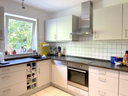 Küche mit Einbauküche - Wohnung mieten in Weinheim - Helle, freundliche Maisonette in ruhiger Villenlage mit Aussicht - Weinheim!