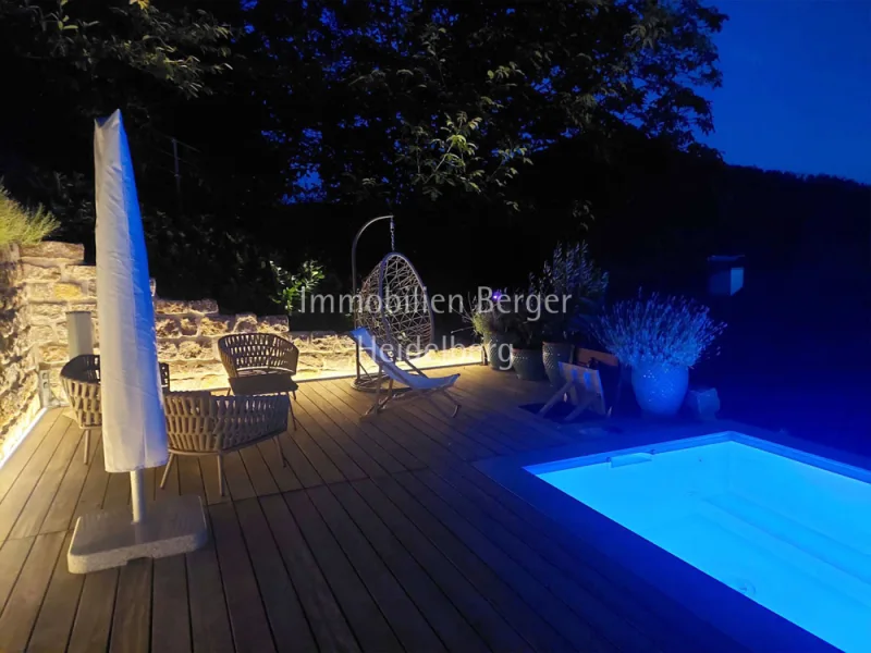 Pool bei Nacht - Haus kaufen in Schriesheim - Hier stimmen Qualität und Lage: ruhige und sonnige Aussichtslage auf dem Branich!