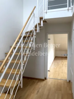 Diele - Wohnung kaufen in Schwetzingen - Nähe Schlosspark: Attraktive Maisonette mit 2 Zimmern + Dachstudio, 2 Balkone, 2 TG-Stellplätze!