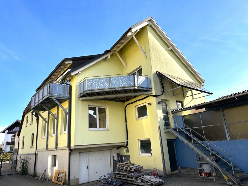 Außenansicht 2 - Haus kaufen in Freiburg im Breisgau / Munzingen - Großzügiges 2-3 Fam-Haus auf ca. 1.420 m² Grundstück  - inkl. Baugrundstück für weitere Bebauung!