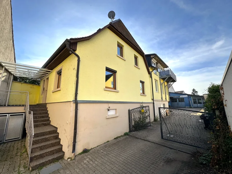 Außenansicht 1 - Haus kaufen in Freiburg / Munzingen - Großzügiges 2-3 Fam-Haus mit ca. 416 m² Wohnfläche in ruhiger zentraler Lage von FR-Munzingen!