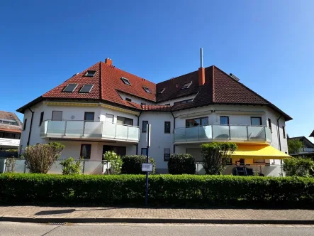Außenansicht 1 - Wohnung mieten in Bad Krozingen - Attraktive 1 Zi. DG-Wohnung für max 1 Pers in guter Lage von Bad Krozingen befristet auf ca 3 Jahre!