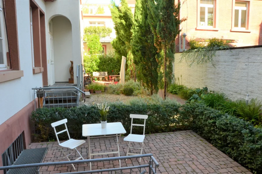 Terrasse im Innenhof - Wohnung mieten in Freiburg - Möblierte traumhafte Altbauwhg. im Innenhof mit großer Terrasse in FR-Altstadt/Zentrum bei UNI!