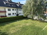 Blick in den Garten vom Balkon