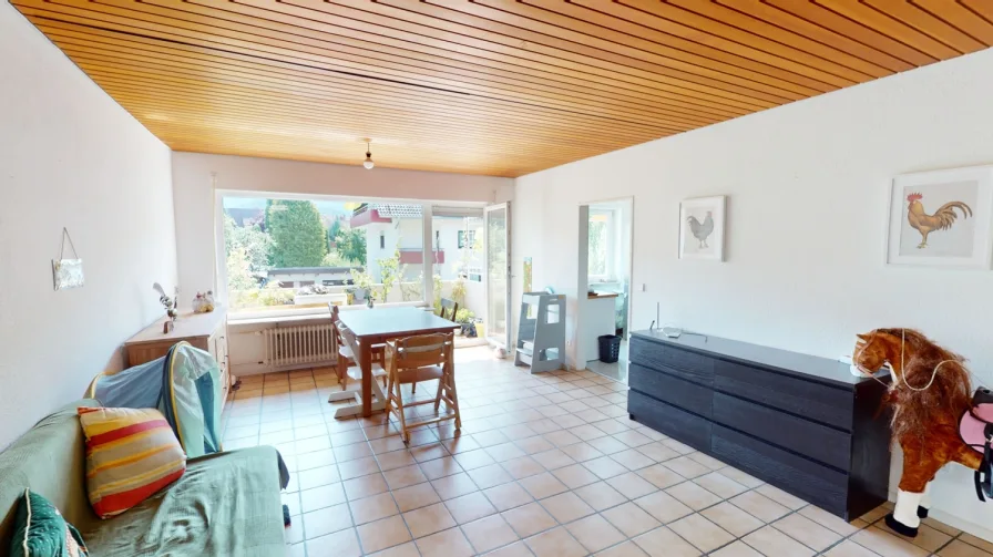 Wohnzimmer mit Balkon - Wohnung kaufen in Ballrechten-Dottingen - Attraktive und großzügige 4-Zi.-ETW mit herrlicher Aussicht in ruhiger Lage in Ballr.-Dottingen!