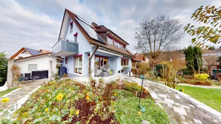 Hausansicht Garten - Haus kaufen in Bad Krozingen / Schlatt - Diese DHH ist spitze! Generationenhaus mit bis zu 2-3 Einheiten und 242m² Wohn/Nutzfl. in BK-Schlatt