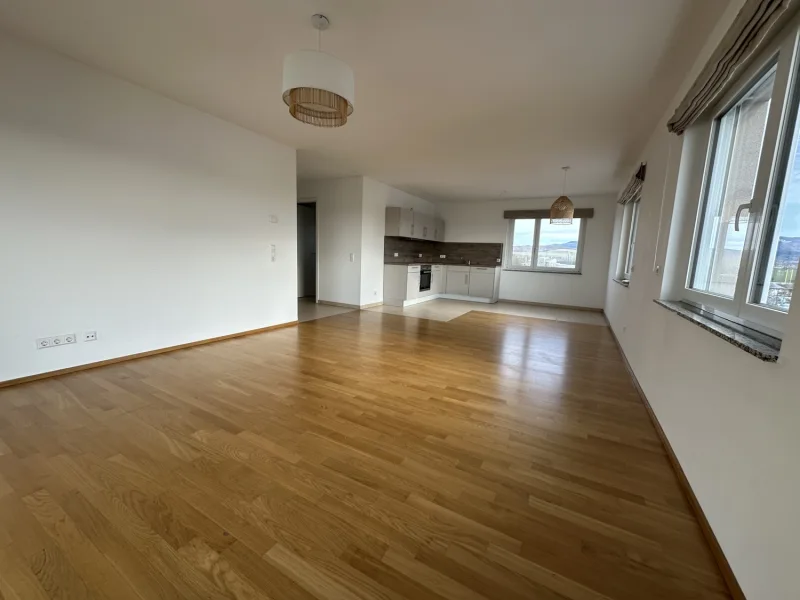 Großes Wohnzimmer - Wohnung mieten in Bad Krozingen - Hochwertige DG-Neubau-4 Zimmer-Wohnung mit Stil im Kurgarten II in Bad Krozingen!