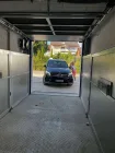 Zur Tiefgarage über einen Autolift