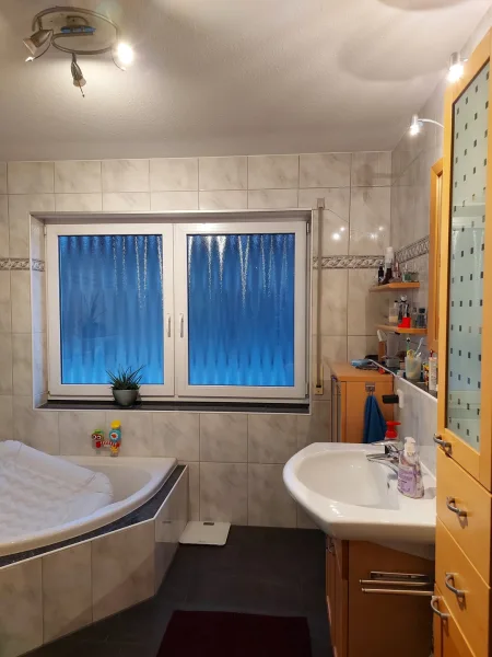 Badezimmer mit Eckbadewanne