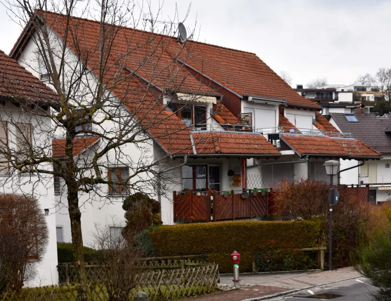 Aussenansicht von der Straßenseite - Wohnung kaufen in Daisendorf - Mieter sucht freundlichen Vermieter