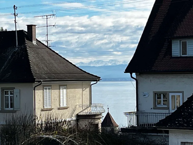 und die See-Fenster auf dem Balkon