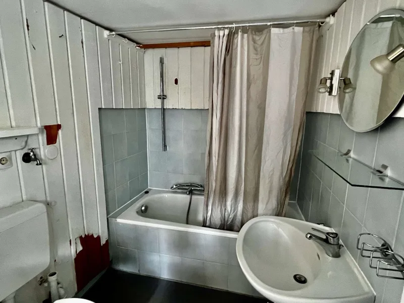 Badezimmer mit Badewanne, Dusche und WC