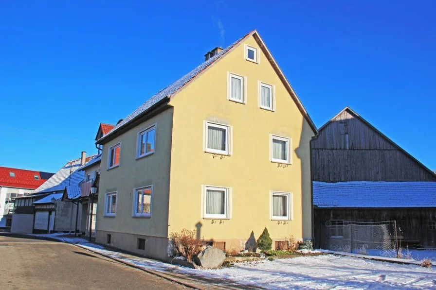 Ansicht Altbau mit 3 Stellplätzen