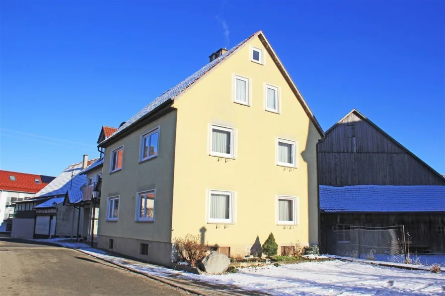 Ansicht Altbau mit 3 Stellplätzen