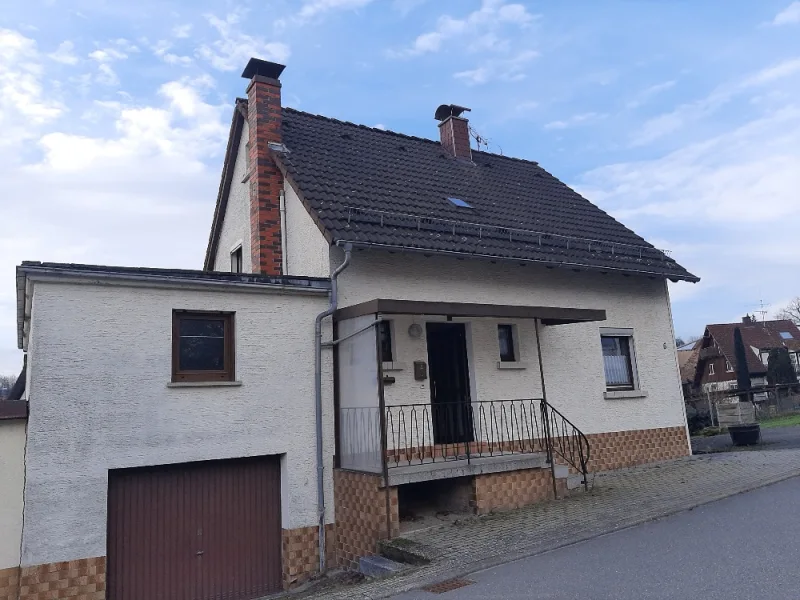 Außenansicht - Haus kaufen in Schönbrunn - Charmantes 1-Familienhaus mit Renovierungsbedarf
