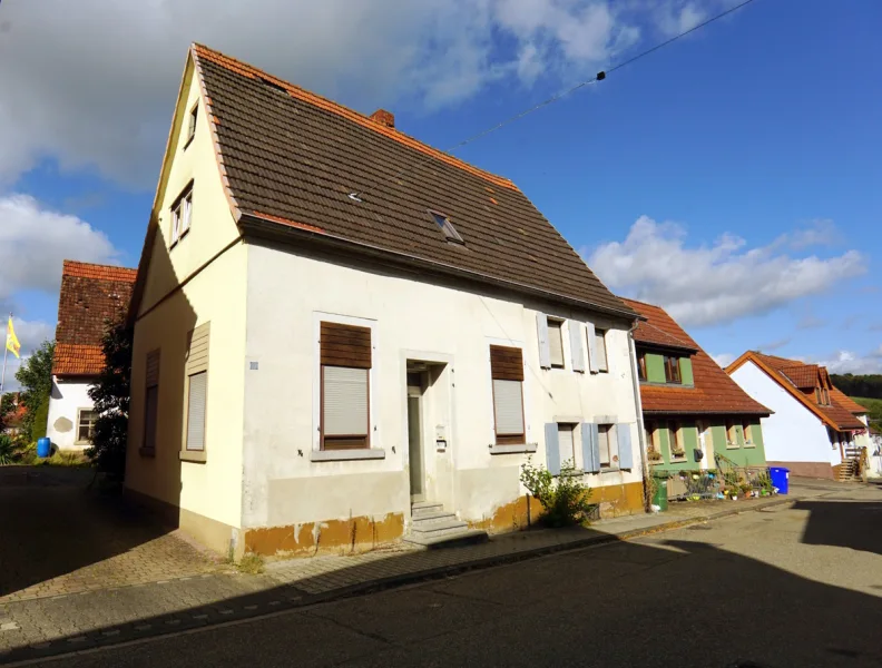 Ansicht Haus - Haus kaufen in Neidenstein - Sanierungsbedürftiges Haus mit großem Grundstück in Neidenstein