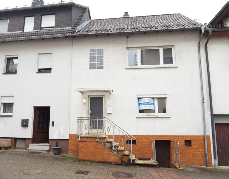 Straßenansicht - Haus kaufen in Schönau - Einfamilienhaus mit PKW-Stellplatzin zentraler Lage von Schönau