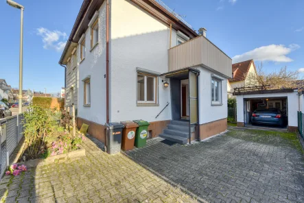 Hauseingang & Garage - Haus kaufen in Stuttgart-Stammheim - +++ freistehende 1-Familien-Doppelhaushälfte- ruhige Lage & teilmodernisiert - inklusive Garage & Stellplatz +++