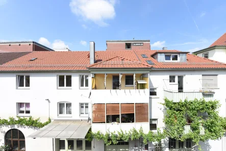 Hausansicht Ost - Wohnung mieten in Stuttgart-Bad Cannstatt - +++ zentral, bequem & modernisiert - im Winzer-Ambiente - 2.OG mit Ost-Balkon - inklusive Kfz-Außenstellplatz +++