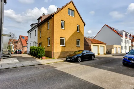 Hausansicht S-W - Haus kaufen in Stuttgart-Zuffenhausen -  +++ zentral, ruhig & bequem - 1-Familien-Doppelhaushälfte - modernisierungsbedürftig - inkl. Garage +++
