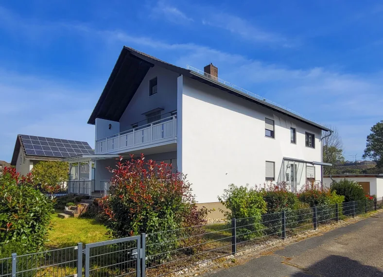 Modernisiertes, Großzügiges 2-Familienhaus Mit Garten In Top Zustand ...