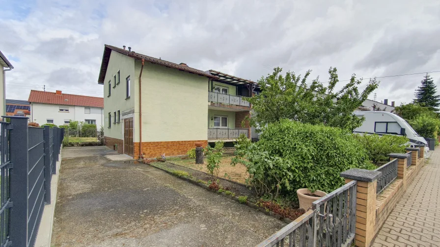 Straßenansicht - Haus kaufen in Walldorf - Schönes 1-2 Familienhaus mit viel Platz in Walldorf