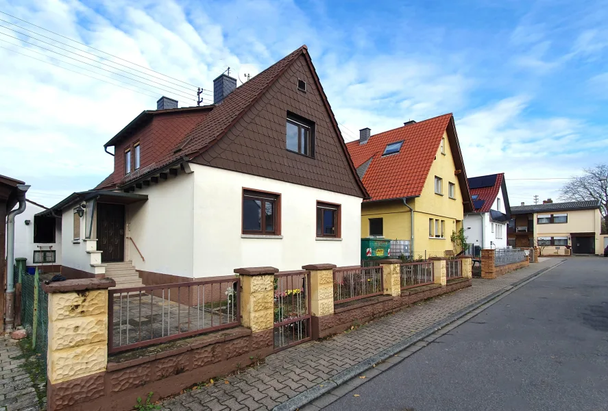 Straßenansicht - Haus kaufen in Walldorf - Sanierung oder Neubau - Entscheiden Sie selbst! Freistehendes EFH in Walldorf