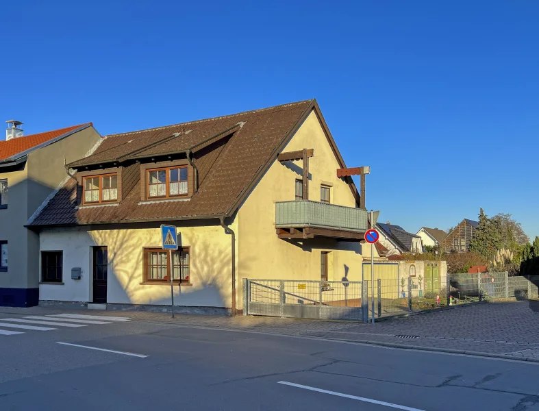Straßenansicht - Haus kaufen in Reilingen - Gepflegtes Einfamilienhaus mit angrenzendem Abrissgrundstück zur weiteren Bebauung in Reilingen