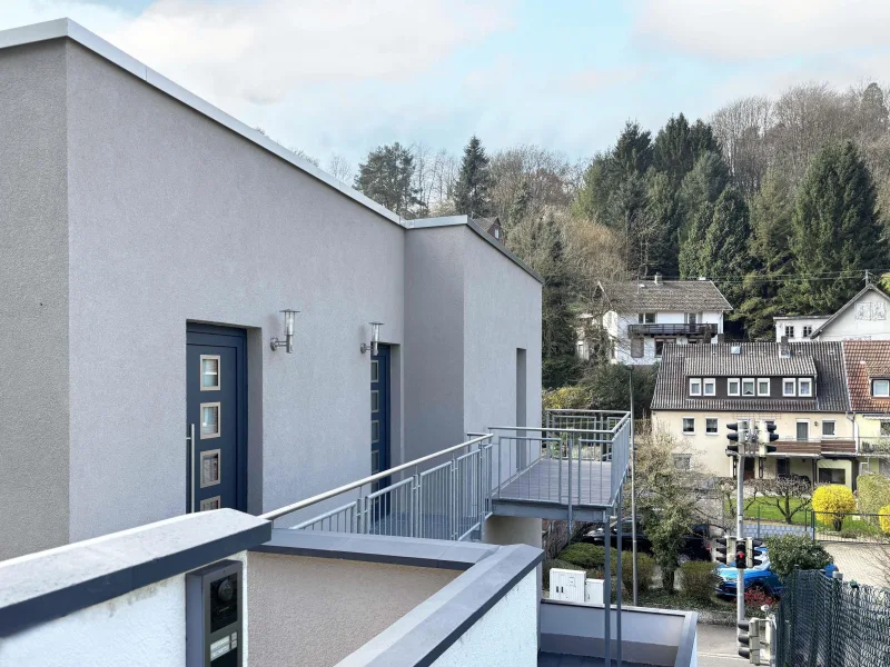 Hausansicht & Balkon - Wohnung kaufen in Heidelberg - 4 Zimmer Neubauwohnung mit Balkon in Ziegelhausen-Zentrum