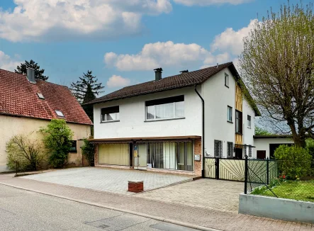 Straßenansicht - Haus kaufen in Malsch - Ein- bis Zweifamilienhaus mit Ladeneinheit und separatem Bauplatz in gesuchter, zentrumsnaher Lage
