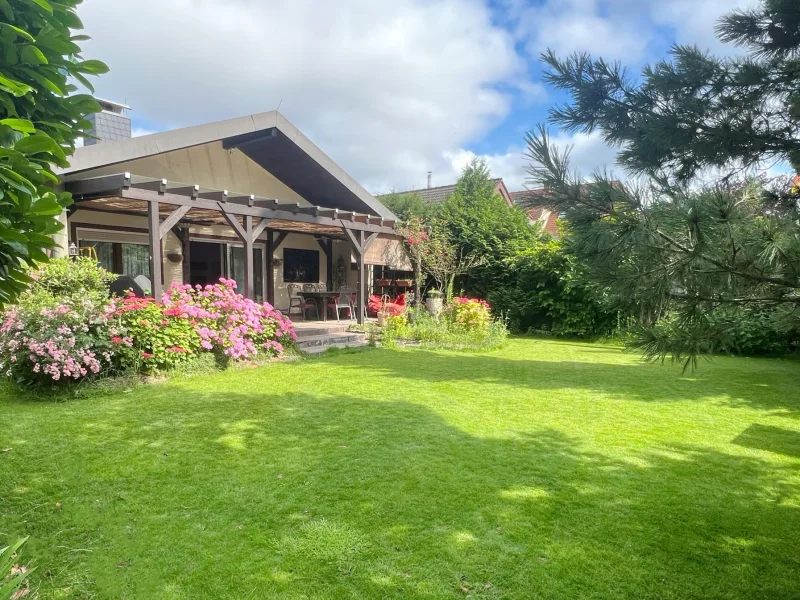 Rückansicht - Haus kaufen in Reilingen - Freistehendes, saniertes Einfamilienhaus im Bungalowstil in Reilingen