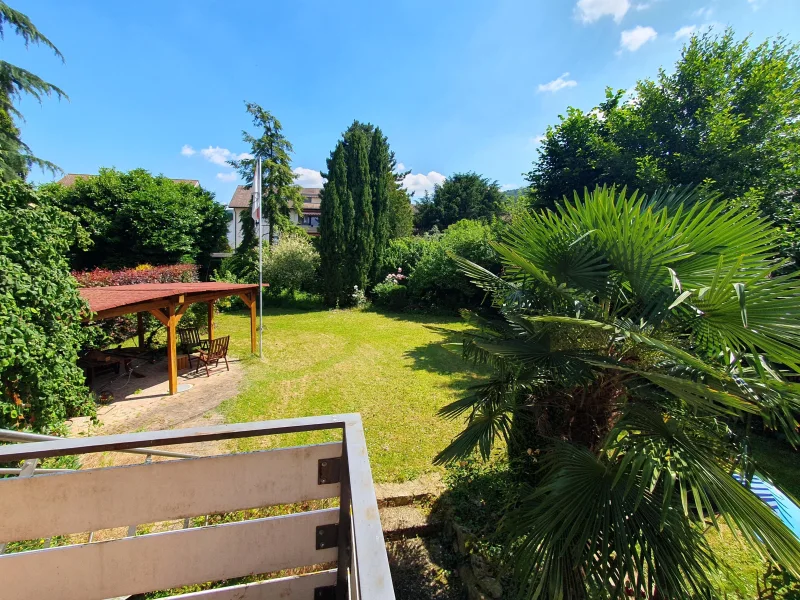 Blick in den Garten - Haus kaufen in Leimen - Gepflegtes Einfamilienhaus mit Einliegerwohnung und tollem Garten in zentraler Lage von Leimen