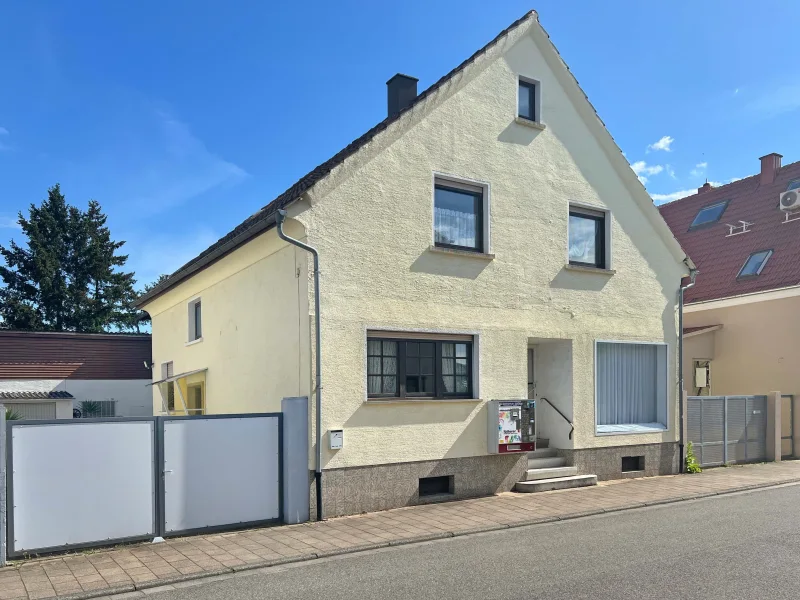 Vorderansicht - Haus kaufen in St. Leon-Rot - Freistehendes Wohn- und Geschäftshaus in St. Leon mit Umbaumöglichkeit in 1- bis 2-Familienhaus