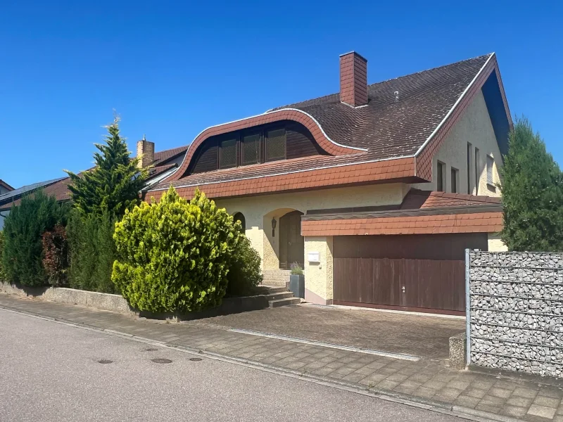 Vorderansicht - Haus kaufen in St. Leon-Rot - Großzügiges Einfamilienhaus mit Doppelgarage in gefragter Lage von St. Leon