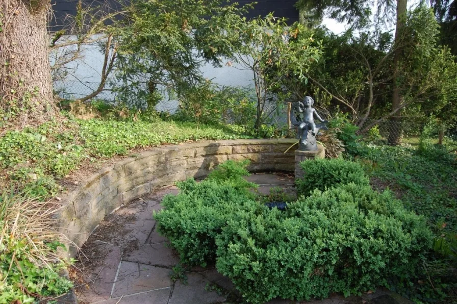 Garten mit Brunnen