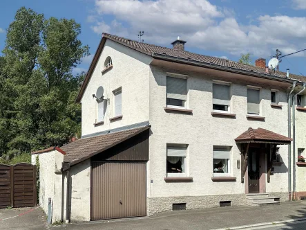 Hausansicht - Haus kaufen in Schönau - Renovierungsbedürftige Doppelhaushälfte mit Garten in guter Wohnlage von Schönau