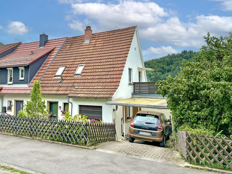 Hausansicht - Haus kaufen in Neckargemünd - Doppelhaushälfte mit großem Garten und tollem Ausblick in attraktiver Lage von Neckargemünd