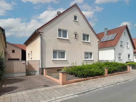 Vorderansicht - Haus kaufen in St. Leon-Rot - Freistehendes Einfamilienhaus mit großer Scheune und zusätzlicher Bebauungsmöglichkeit in St. Leon